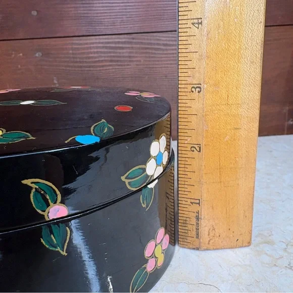Vintage Lacquered Oval Lidded Box With Painted Flowers & Red Interior - Picture 9 of 11